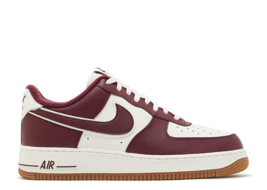 Nike Air Force 1 Low College Pack en color granate noche